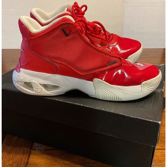Jordan Max Aura 4 Low University Red - DQ8404-601 Size 5Y Kids Read